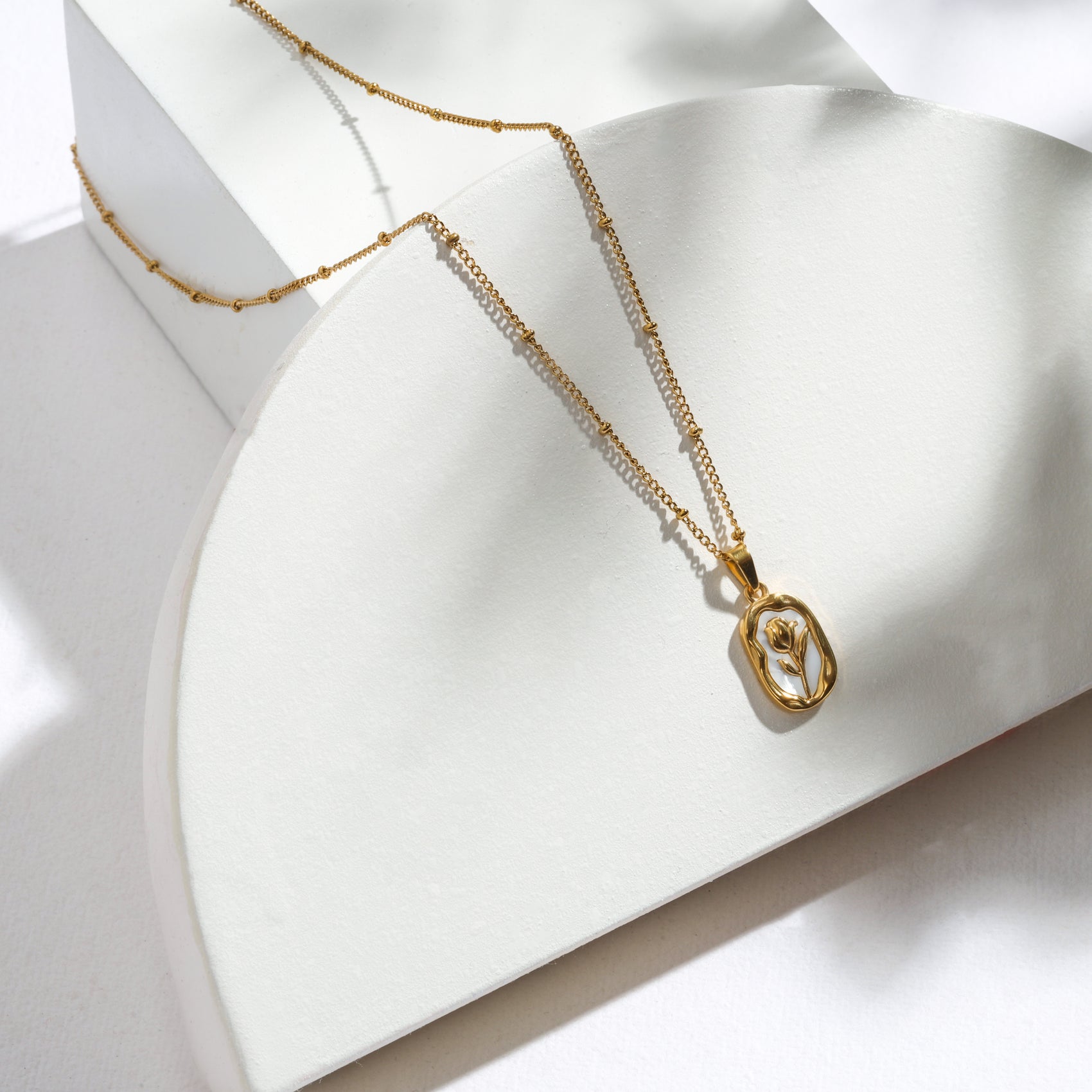 The Rose Impression Necklace – Crafted for Lasting Luxe
