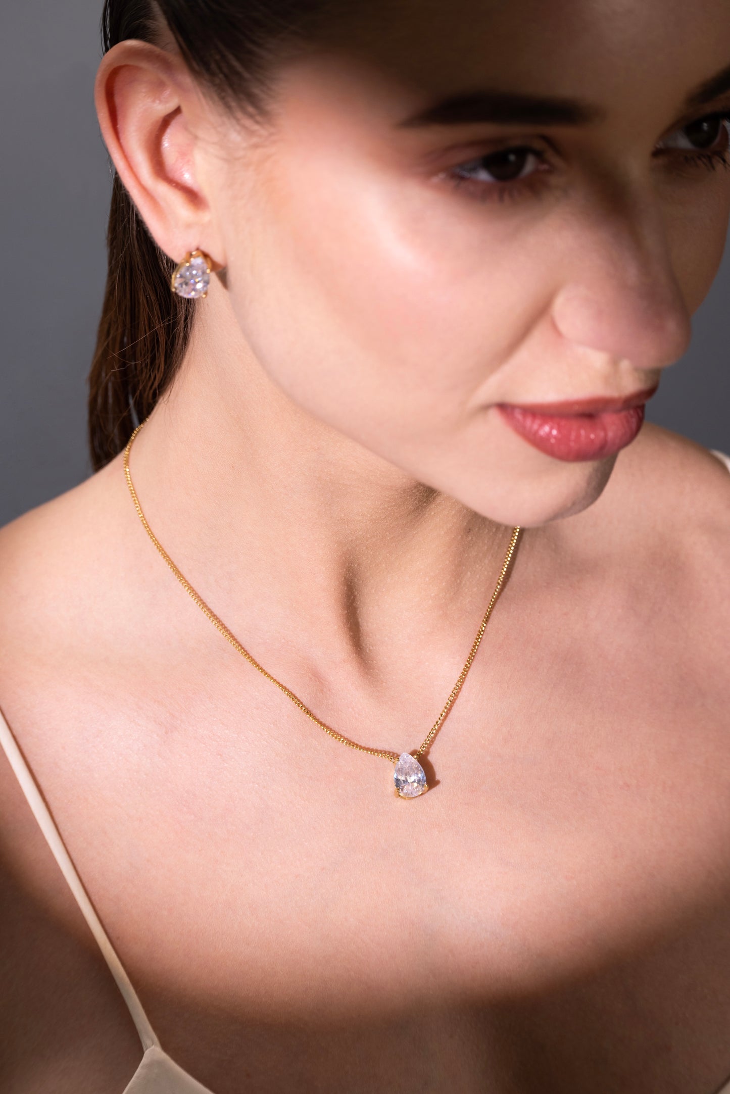 The Teardrop Solitaire Necklace – High-Gloss Luxe Finish