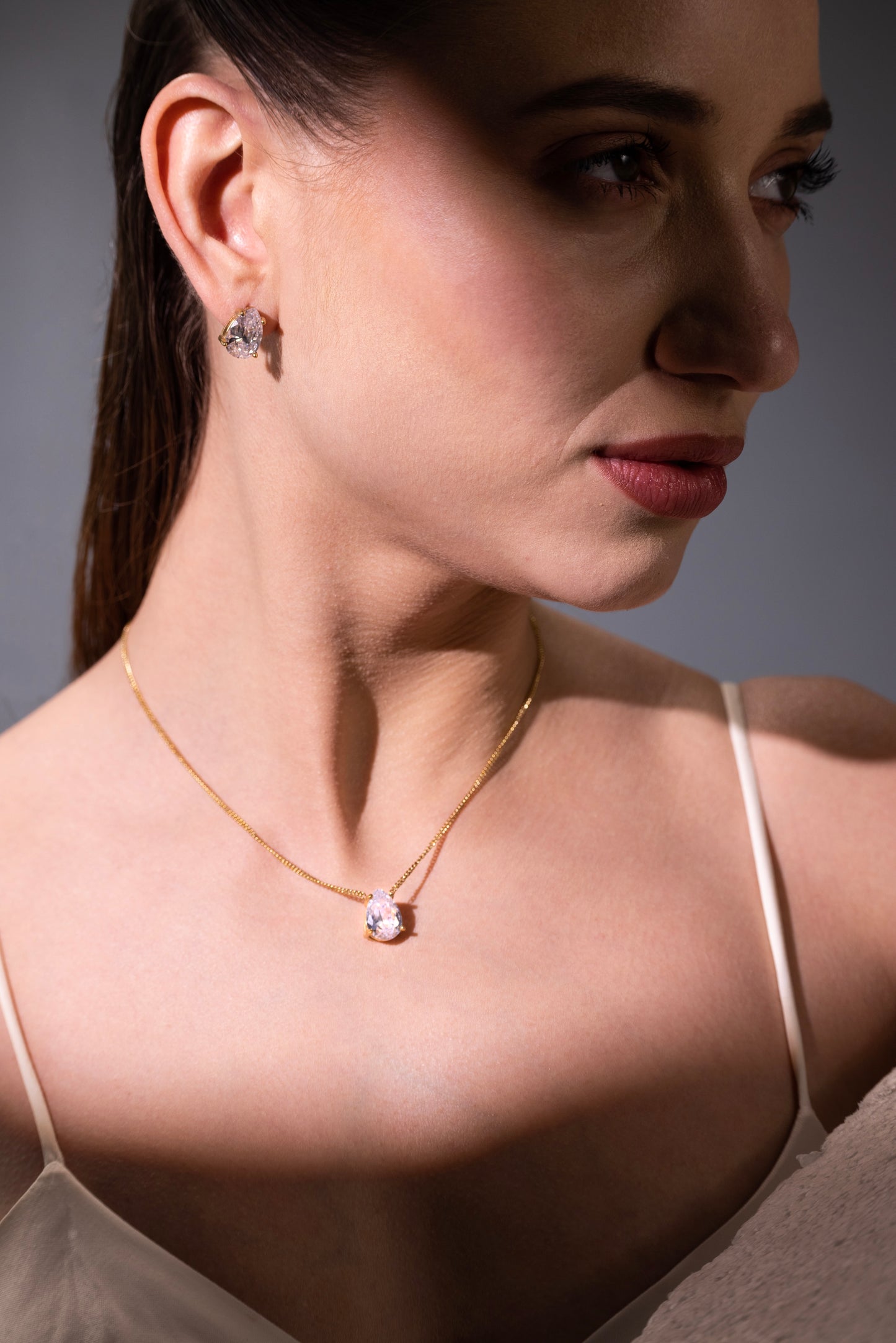 The Teardrop Solitaire Necklace – High-Gloss Luxe Finish