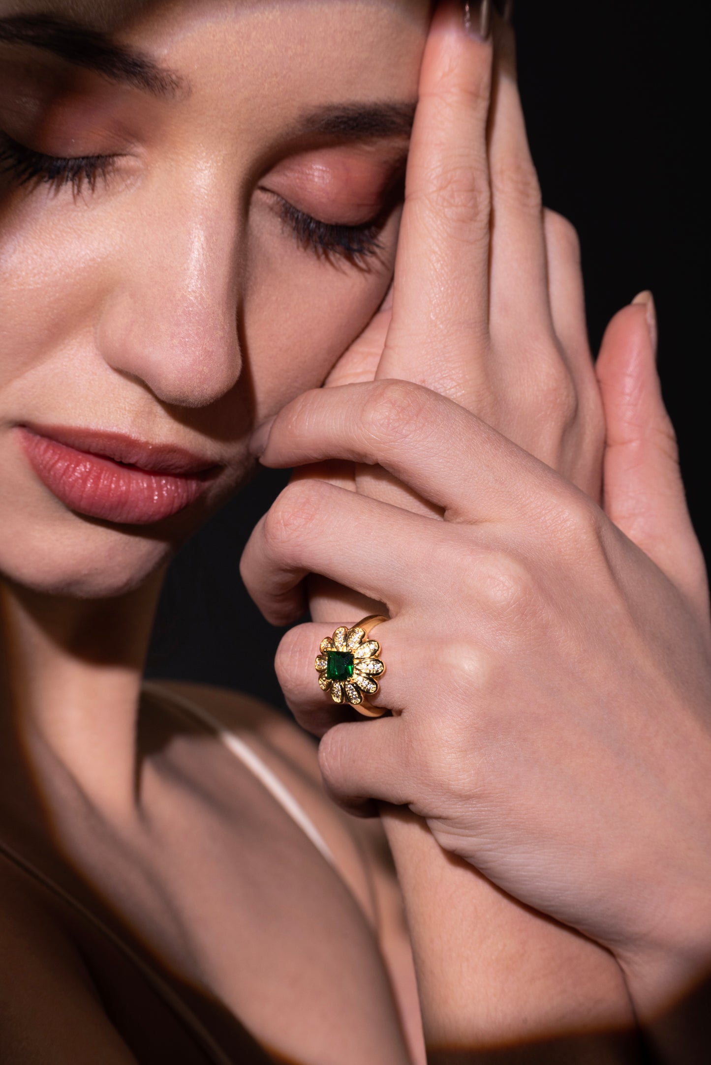 The Emerald Radiance Ring – Crafted for Lasting Luxe