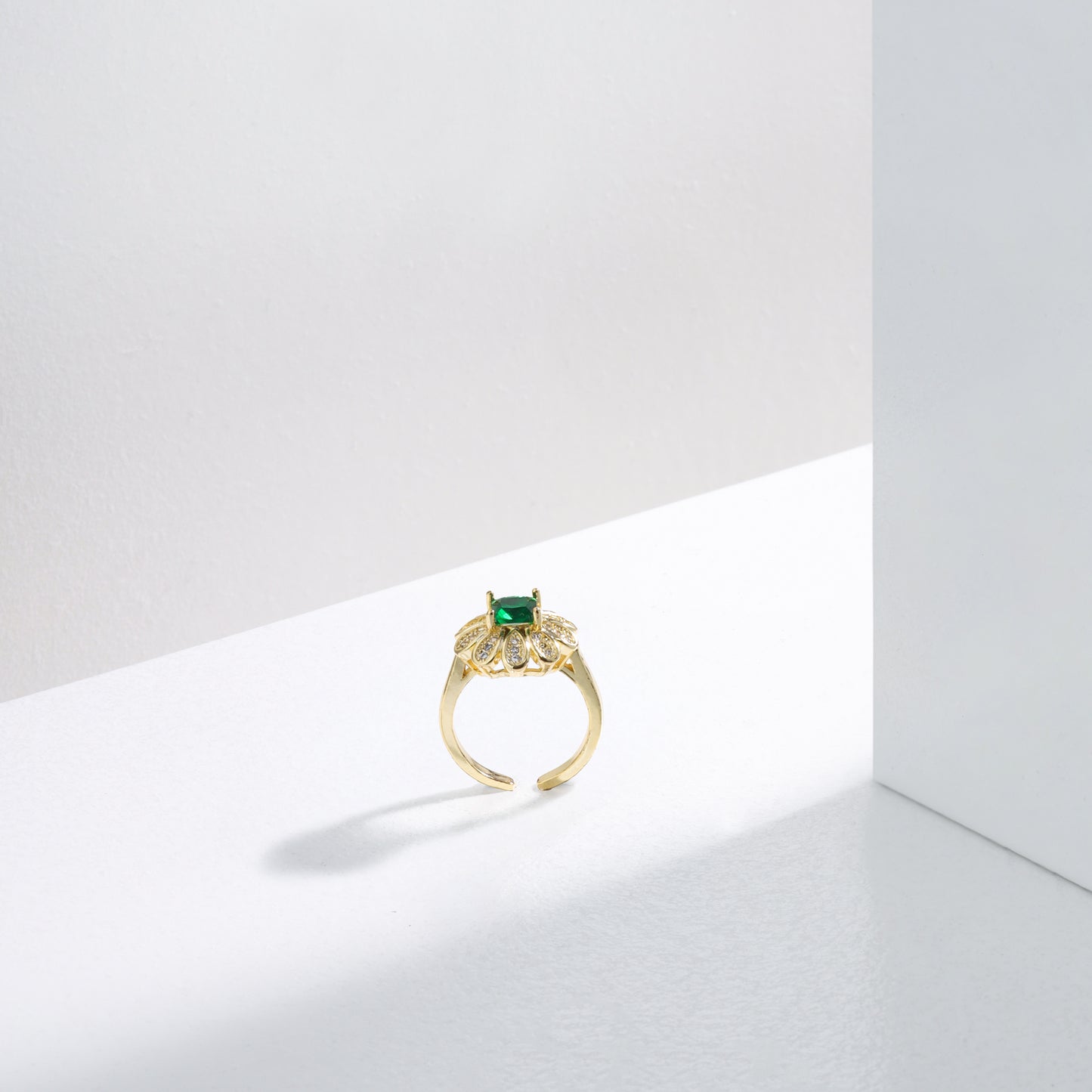 The Emerald Radiance Ring – Crafted for Lasting Luxe