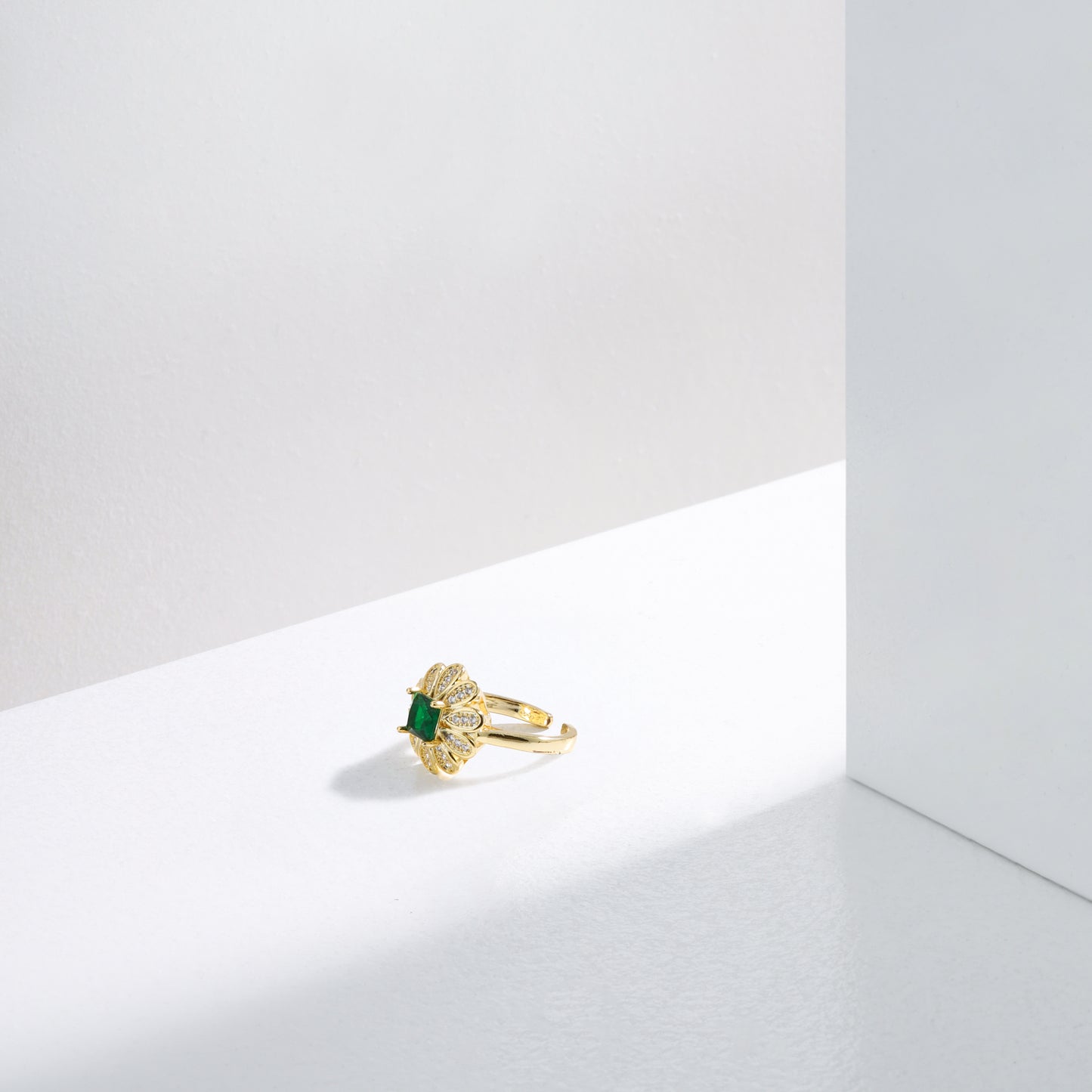 The Emerald Radiance Ring – Crafted for Lasting Luxe