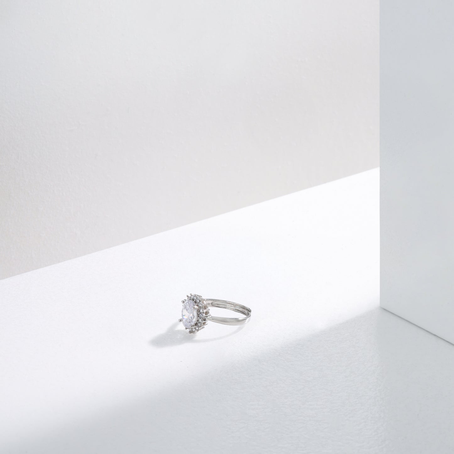 The Celestial Halo Ring – High-Gloss Luxe Finish