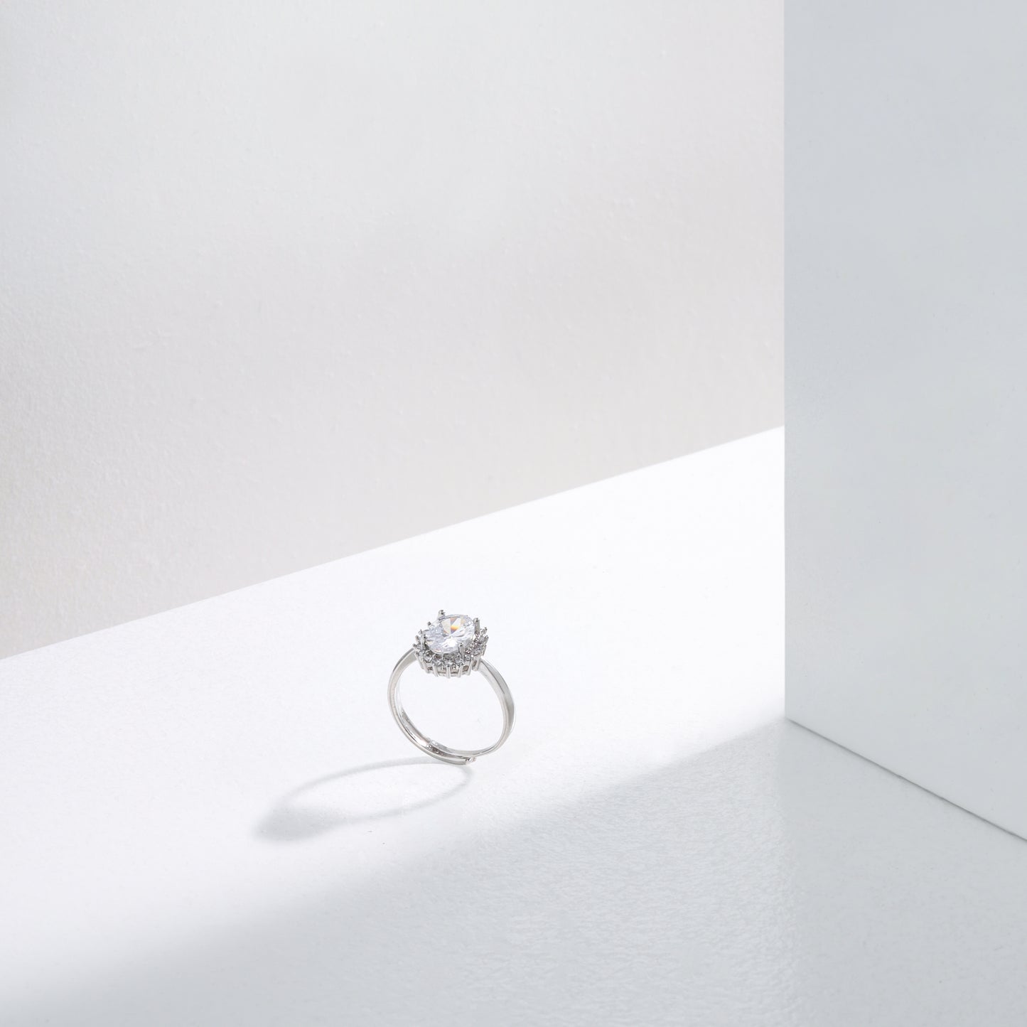 The Celestial Halo Ring – High-Gloss Luxe Finish
