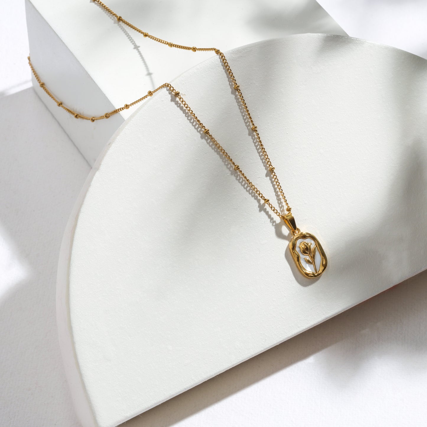 The Rose Impression Necklace – Crafted for Lasting Luxe