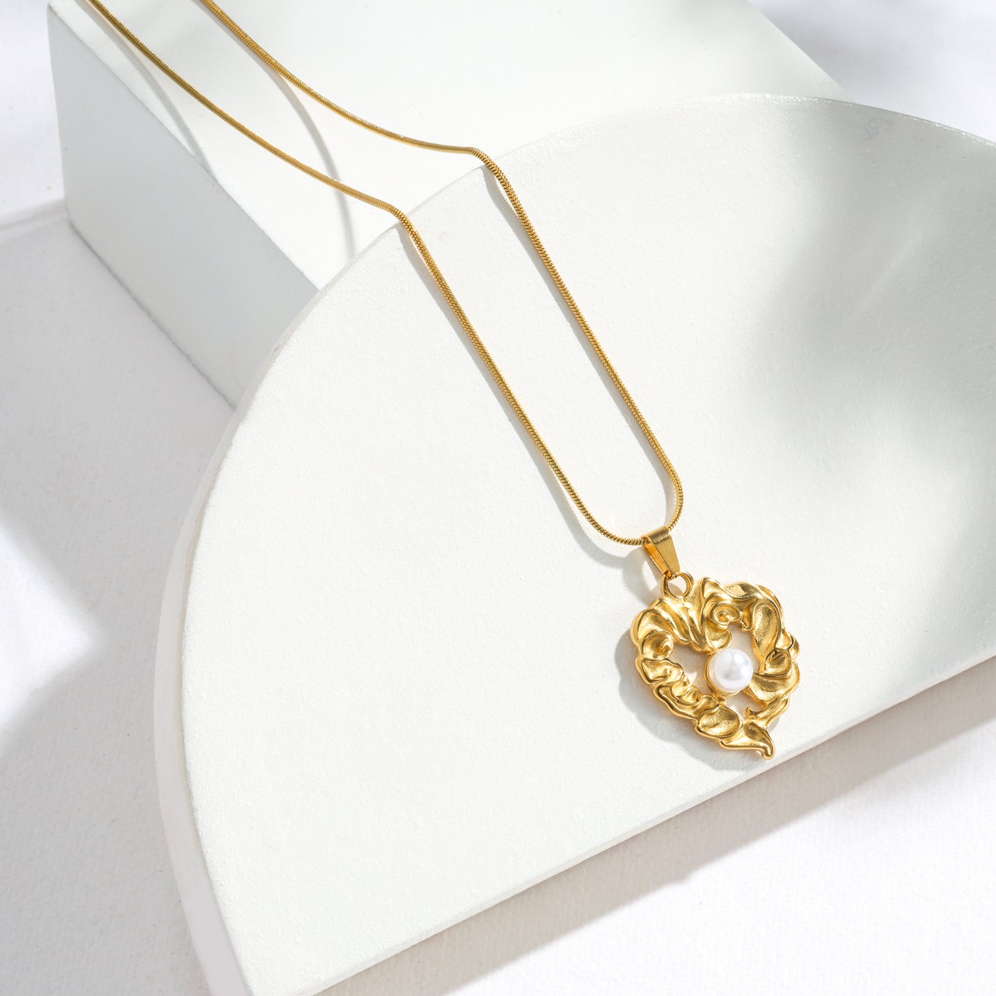 The Baroque Heart Pendant Necklace – Hypoallergenic & Elegant